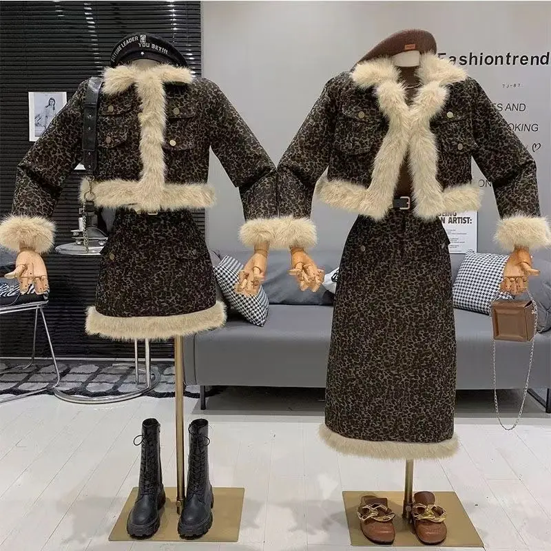 Korean style autumn and winter new retro fragrance splicing furry leopard print short coat jacket denim skirt two-piece suit
Korean style autumn and winter new retro fragrance splicing furry leopard print short coat jacket denim skirt two-piece suit