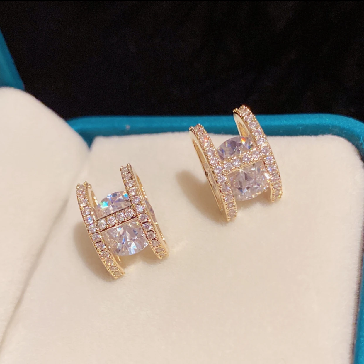 Luxurious 1.2*0.6cm Korean design micro-set zircon earrings elegant, high-end, versatile, delicate, small earrings
Luxurious 1.2*0.6cm Korean design micro-set zircon earrings elegant, high-end, versatile, delicate, small earrings