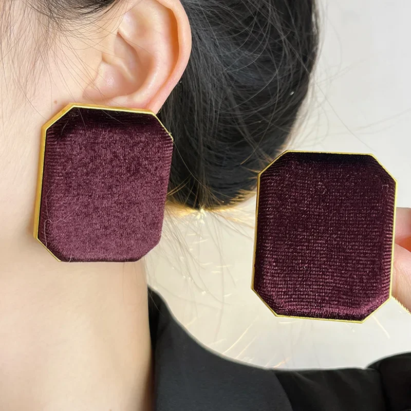 Retro suede square unique earrings light luxury high temperament earpins earrings
Retro suede square unique earrings light luxury high temperament earpins earrings