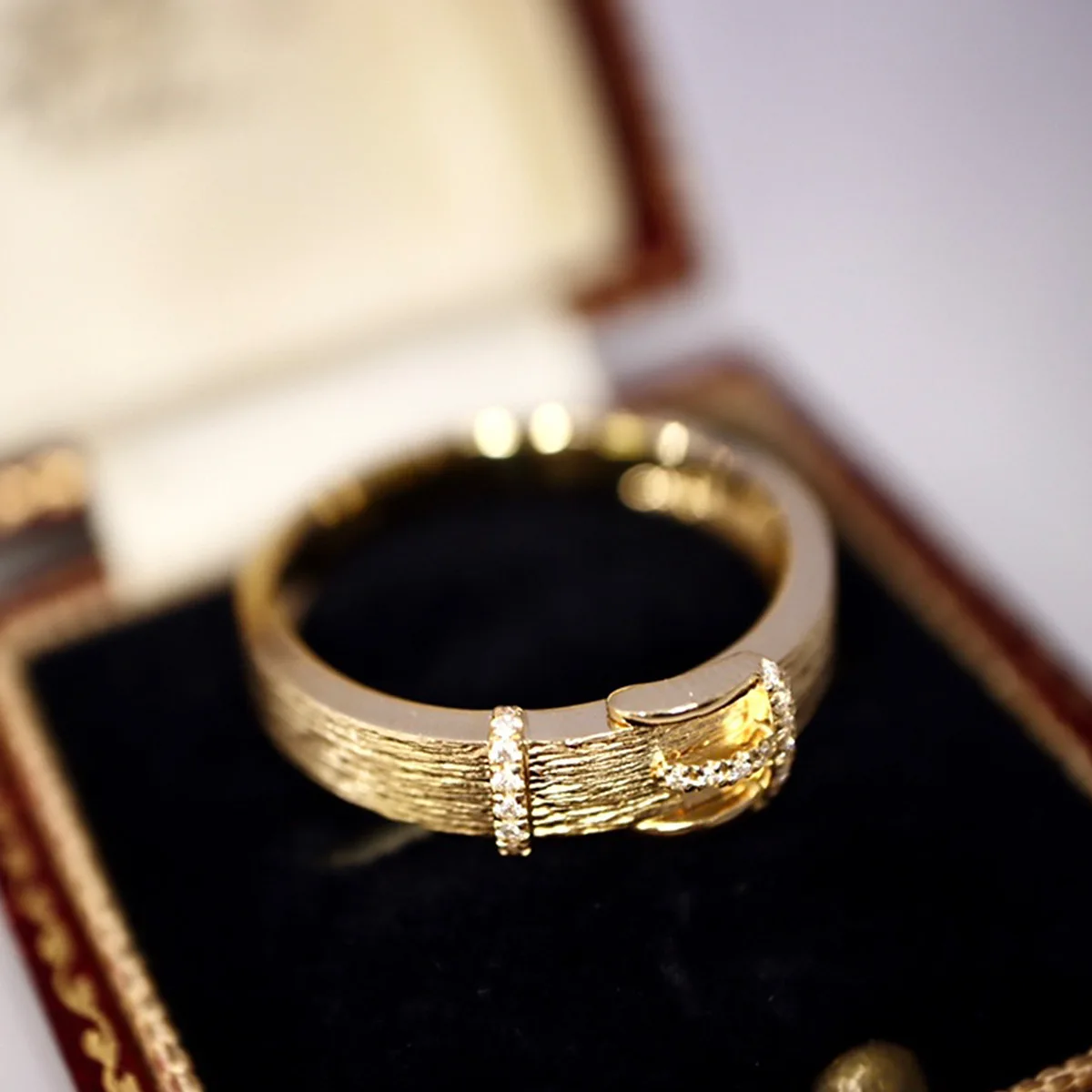 Personality 18K Gold Rigato Buckle Finger Band For Women 925 Silver Belt Fastener Layered Pinky Ring Luxury Enpowerment Jewelry
Personality 18K Gold Rigato Buckle Finger Band For Women 925 Silver Belt Fastener Layered Pinky Ring Luxury Enpowerment Jewelry