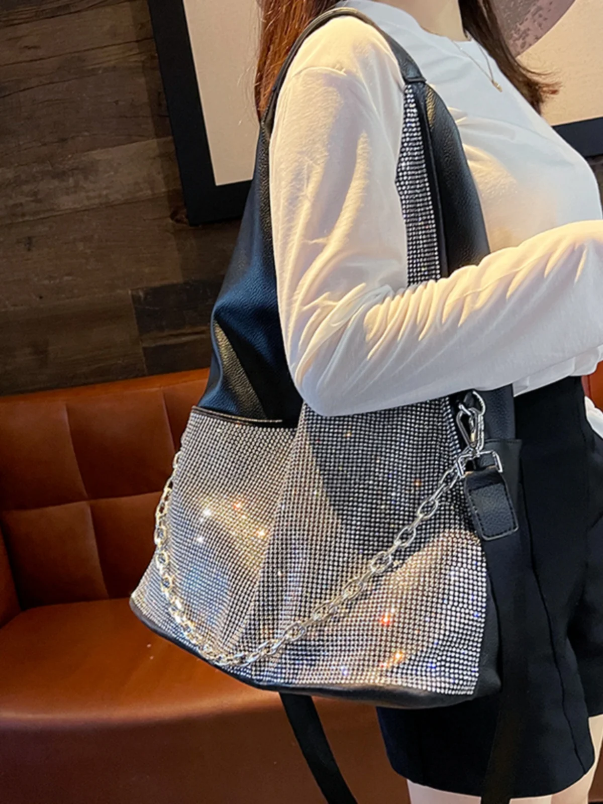 Luxury Diamond Embellied Large Capaci Tote Bag Faionable Ladies oulder Handbag Underarm Bag Ele Trendy 2025 New M...
Luxury Diamond Embellied Large Capaci Tote Bag Faionable Ladies oulder Handbag Underarm Bag Ele Trendy 2025 New M...