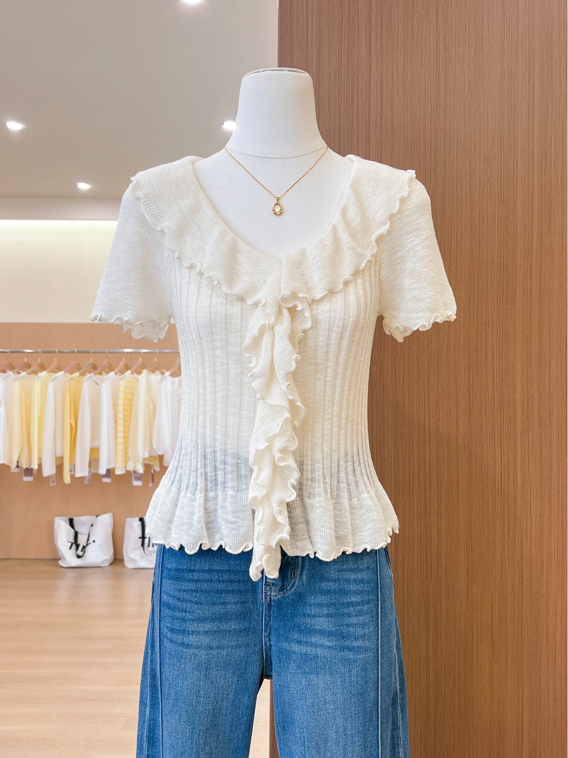 Slim Fit Short Sleeve V-Neck Knitwear Women's Style 2026 New Summer Design Sense Hemline Fashionable Korean Version Casual Wear
Slim Fit Short Sleeve V-Neck Knitwear Women's Style 2026 New Summer Design Sense Hemline Fashionable Korean Version Casual Wear