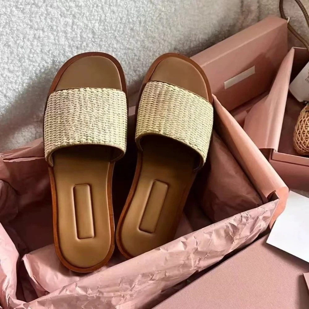 2026 Spring Summer New Women's Genuine Sheepskin Flat Slides Single Strap Sandals Letter Print Design All-Matching Quiet Luxury Coastal Grandmother Buttery Hand-Feel Typography Accent Non-Slip Sole for Women Girls Beach Resort Daily Errands Outfit
2026 Spring Summer New Women's Genuine Sheepskin Flat Slides Single Strap Sandals Letter Print Design All-Matching Quiet Luxury Coastal Grandmother Buttery Hand-Feel Typography Accent Non-Slip Sole for Women Girls Beach Resort Daily Errands Outfit