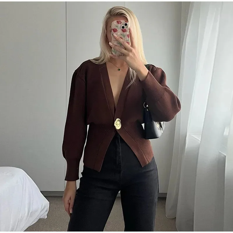 2025 Fashion Women's Minimalist Style V-Neck Buttoned Knitted Cardigan
2025 Fashion Women's Minimalist Style V-Neck Buttoned Knitted Cardigan