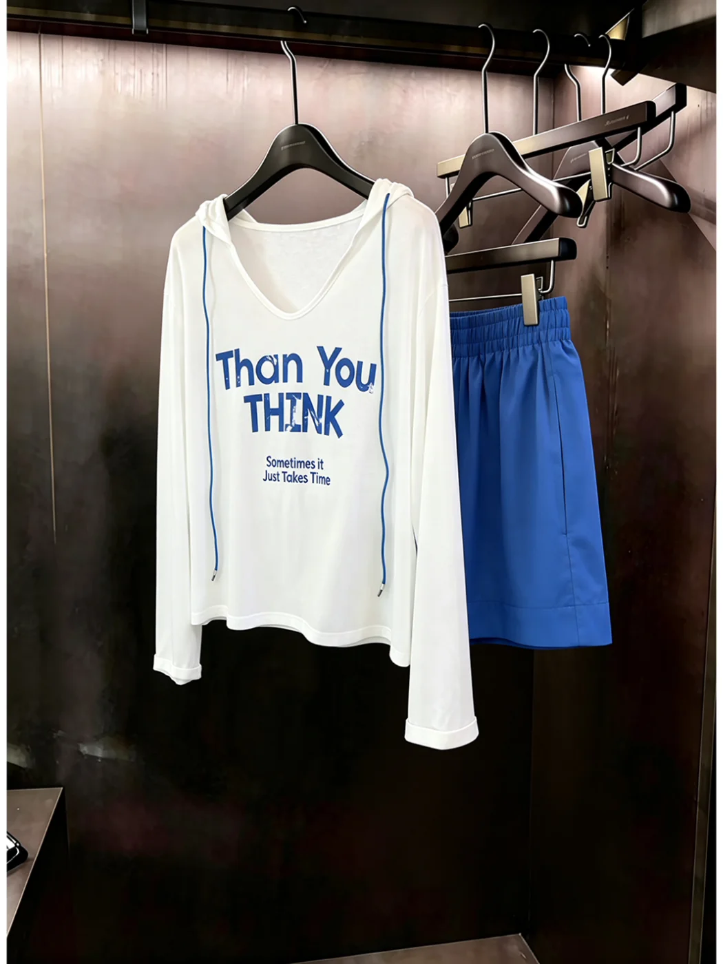 Summer New Fashion Thin Design Loose Long Sleeve Shorts Two-Piece Set Letter Print Hat Covering Sunscreen Women's Outfit
Summer New Fashion Thin Design Loose Long Sleeve Shorts Two-Piece Set Letter Print Hat Covering Sunscreen Women's Outfit
