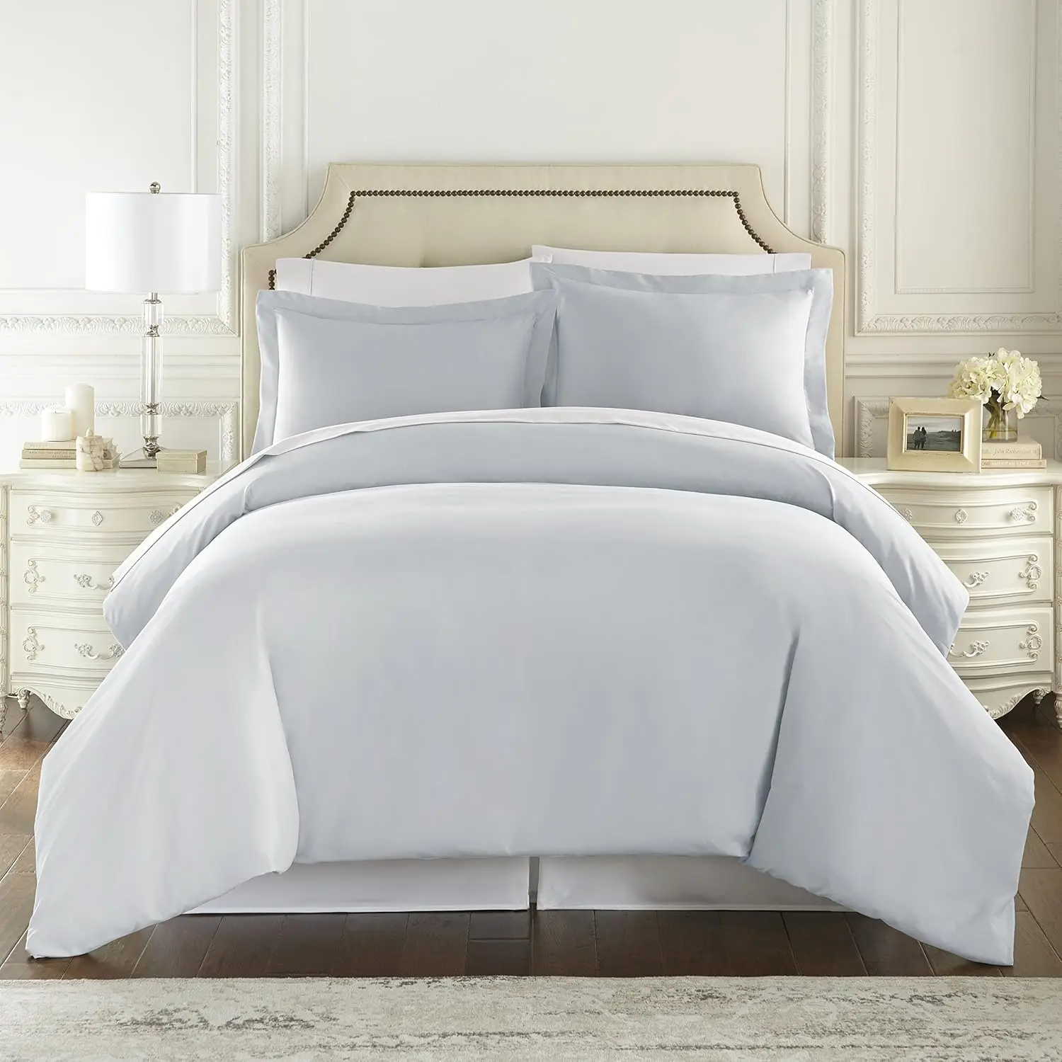 Комплект постельного белья Ice Blue Queen Size - 3 предмета: мягкий дышащий микрофибровый пододеяльник на молнии и наволочки
Комплект постельного белья Ice Blue Queen Size - 3 предмета: мягкий дышащий микрофибровый пододеяльник на молнии и наволочки