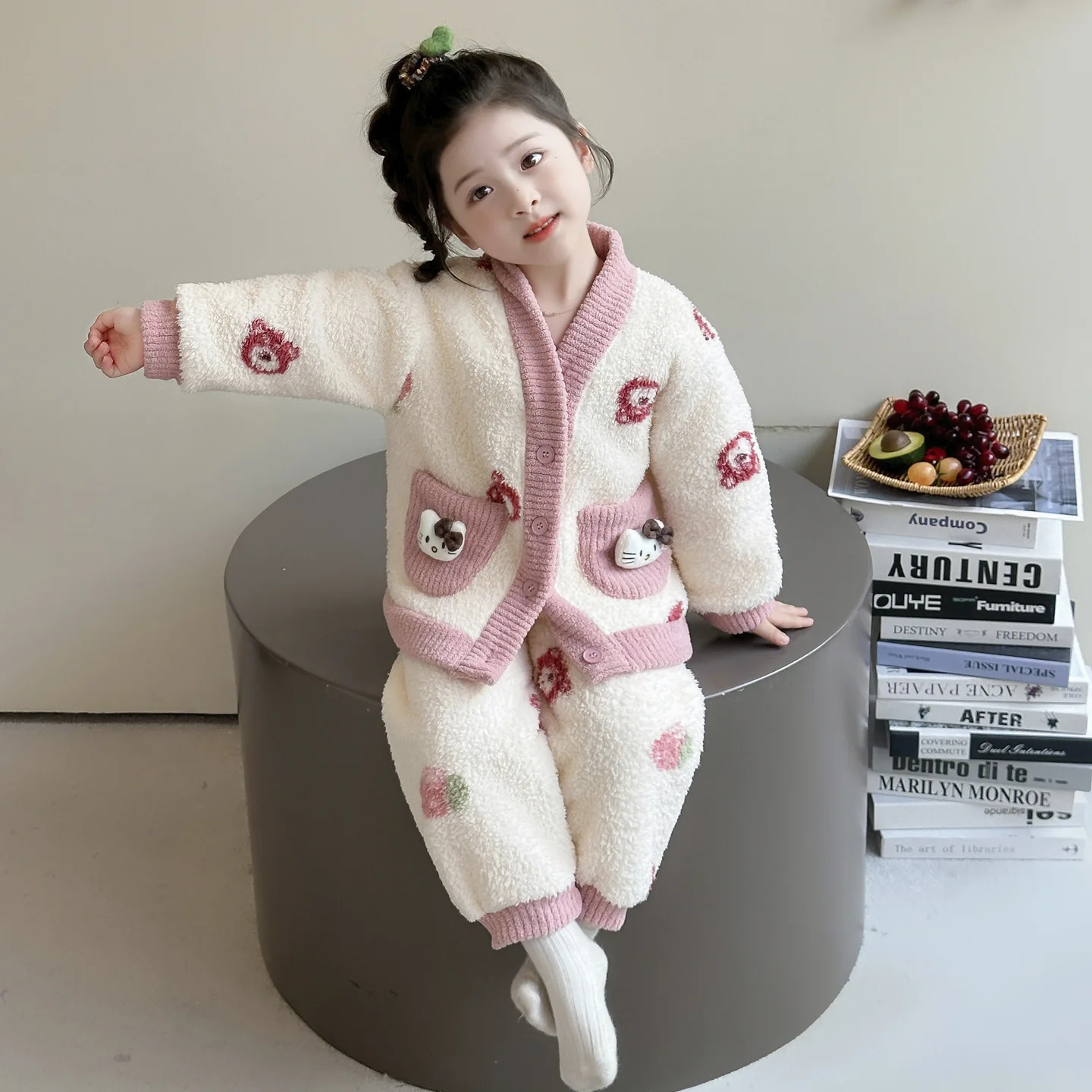 Милый коралловый бархатный пижамный комплект в стиле аниме «Hello Kitty» для девочек на осень и зиму, детский милый толстый теплый домашний костюм с героями мультфильмов
Милый коралловый бархатный пижамный комплект в стиле аниме «Hello Kitty» для девочек на осень и зиму, детский милый толстый теплый домашний костюм с героями мультфильмов
