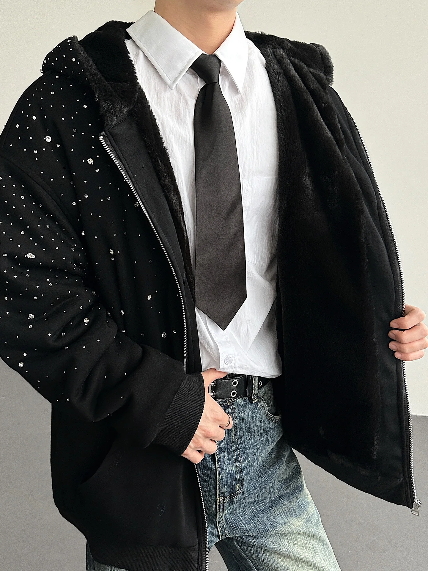 Утепленная зимняя куртка для мужчин на молнии, теплая хлопковая одежда с блестящим дизайном, повседневная одежда, пальто с капюшоном и длинными рукавами
Утепленная зимняя куртка для мужчин на молнии, теплая хлопковая одежда с блестящим дизайном, повседневная одежда, пальто с капюшоном и длинными рукавами