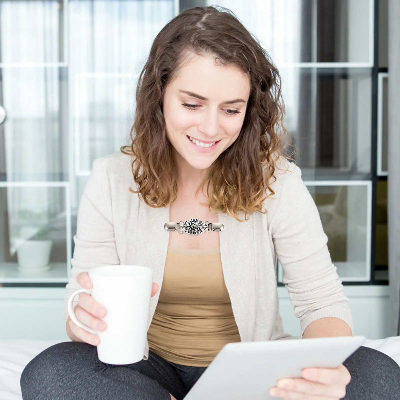 2Pcs Vintage Sweater Clips Retro Cardigan Shawl Clips Zinc Alloy Anti-Rust Durable Elegant Clothing Clip for Women
2Pcs Vintage Sweater Clips Retro Cardigan Shawl Clips Zinc Alloy Anti-Rust Durable Elegant Clothing Clip for Women