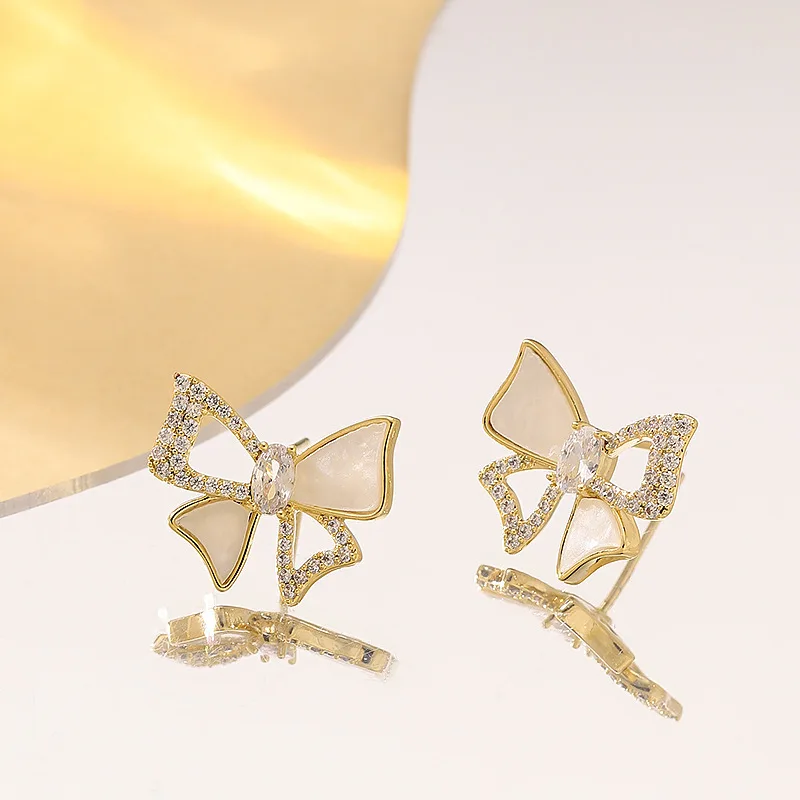 Fashionable and exquisite design, diamond-encrusted zircon bow stud earrings, light luxury and high-end holiday style earrings
Fashionable and exquisite design, diamond-encrusted zircon bow stud earrings, light luxury and high-end holiday style earrings