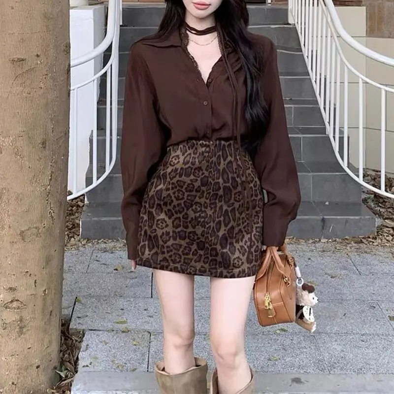 Women Dark Brown Satin Long Sleeve Dress Sets Tie String Lapel Loose Summer New Leopard Bag Hip Retro Aura Matching Sets 2 Piece
Women Dark Brown Satin Long Sleeve Dress Sets Tie String Lapel Loose Summer New Leopard Bag Hip Retro Aura Matching Sets 2 Piece