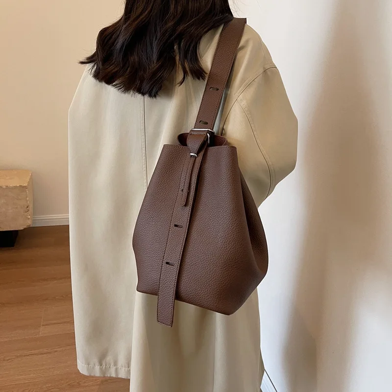 Модная однотонная женская сумка на плечо, корейская сумка-ведро из мягкой кожи для отдыха, сумка-ведро из искусственной кожи, повседневная сумка для подмышек
Модная однотонная женская сумка на плечо, корейская сумка-ведро из мягкой кожи для отдыха, сумка-ведро из искусственной кожи, повседневная сумка для подмышек