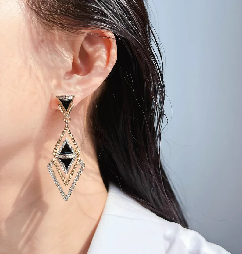 Ювелирные изделия для внешней торговли Европейские и американские модные высококачественные серьги с черной эмалью Love Pearl Flash Diamond Geometric Exag
Ювелирные изделия для внешней торговли Европейские и американские модные высококачественные серьги с черной эмалью Love Pearl Flash Diamond Geometric Exag