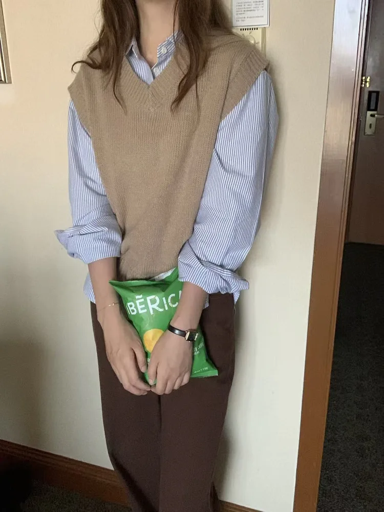 Корейский вязаный жилет с V-образным вырезом для женщин, модный, для многослойных образов, верхняя одежда
Корейский вязаный жилет с V-образным вырезом для женщин, модный, для многослойных образов, верхняя одежда