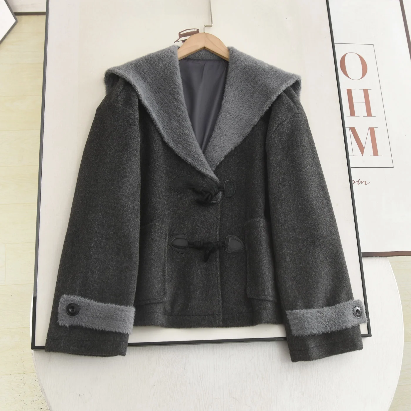 Ele Lazy Sle oulder awl Cowl Ne Coat Woolen Coat Button Design Small Size Friendly Winter Outerwear
Ele Lazy Sle oulder awl Cowl Ne Coat Woolen Coat Button Design Small Size Friendly Winter Outerwear