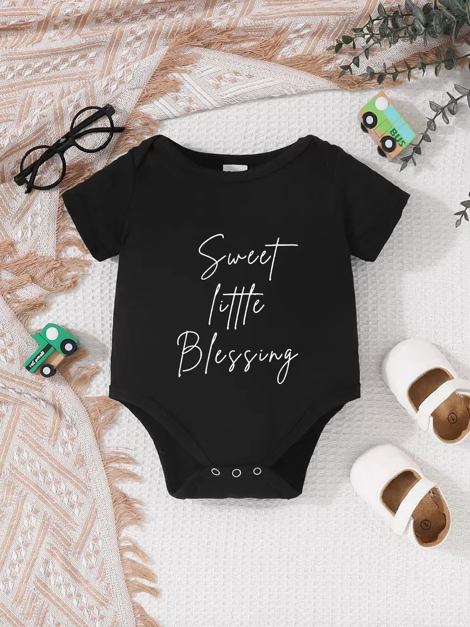 Playful letter-printed baby short-sleeve triangle bodysuit. Button closure for easy dressing
Playful letter-printed baby short-sleeve triangle bodysuit. Button closure for easy dressing