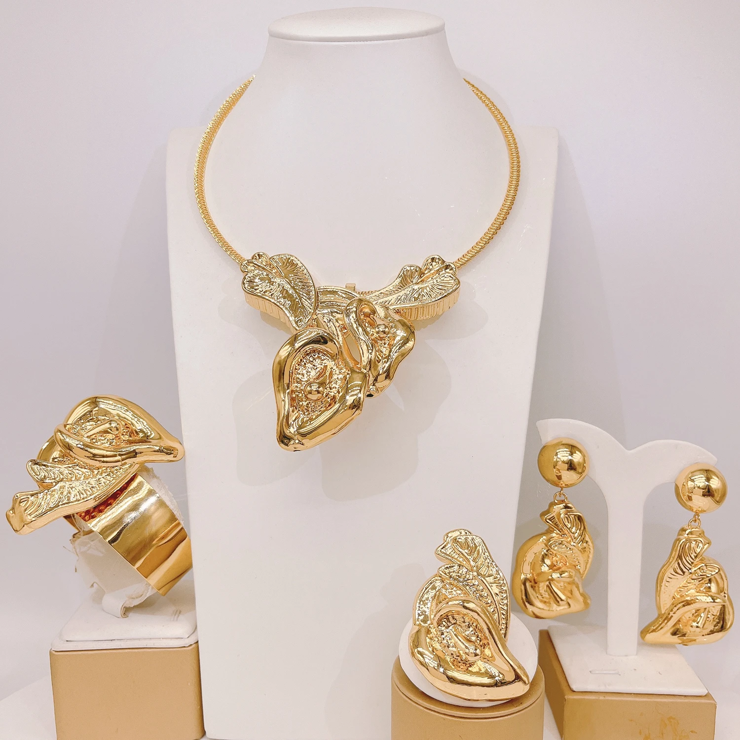 Nigeria hot selling Dubai jewelry set African wedding party gift women's necklace pendant gold plated jewelry
Nigeria hot selling Dubai jewelry set African wedding party gift women's necklace pendant gold plated jewelry