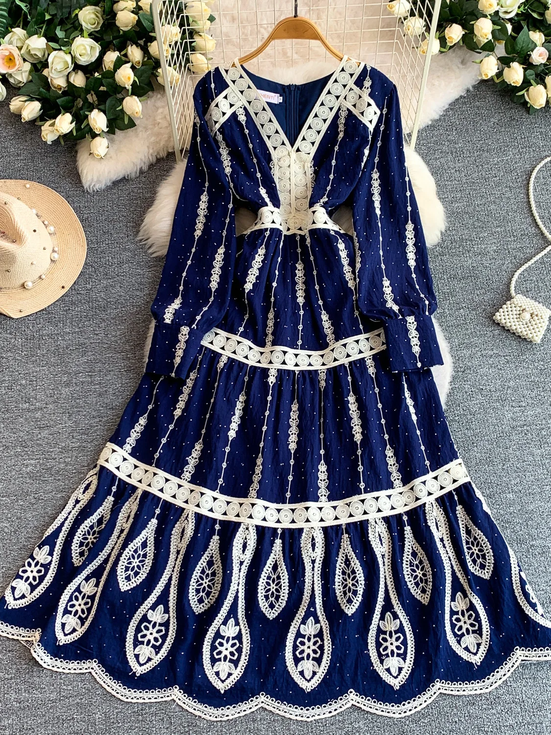 Retro Heavyweight Lace Embroidery V-Neck Dress Women's Summer High-End Sensation Shiny Diamond Waist-Cinching Slimming Midi D...
Retro Heavyweight Lace Embroidery V-Neck Dress Women's Summer High-End Sensation Shiny Diamond Waist-Cinching Slimming Midi D...
