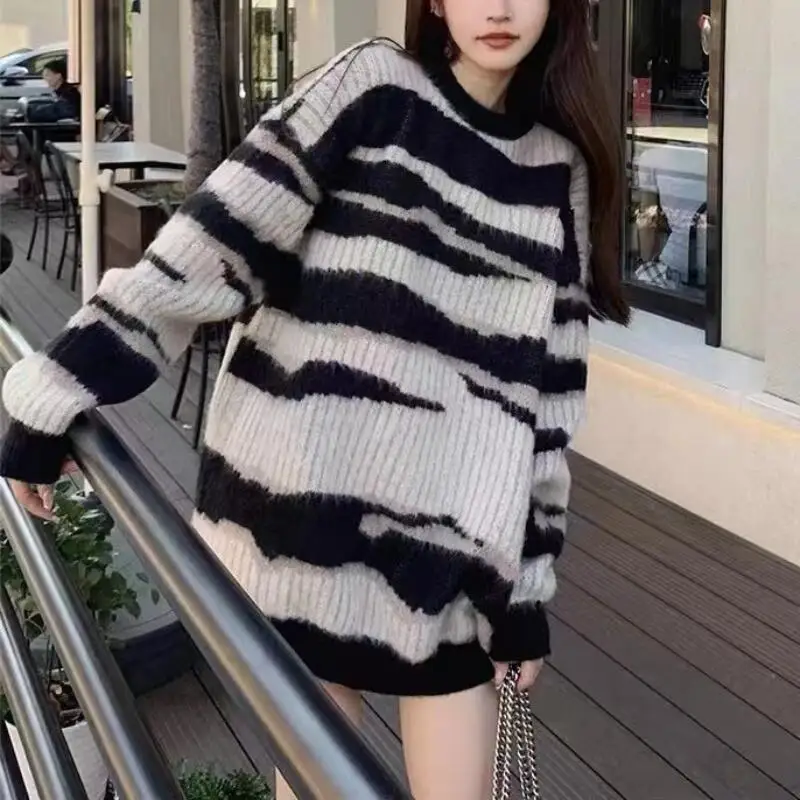 Лидер продаж 2025, женский осенне-зимний новый модный свободный свитер в ленивом стиле, тонкий супер красивый полосатый вязаный свитер с круглым вырезом
Лидер продаж 2025, женский осенне-зимний новый модный свободный свитер в ленивом стиле, тонкий супер красивый полосатый вязаный свитер с круглым вырезом