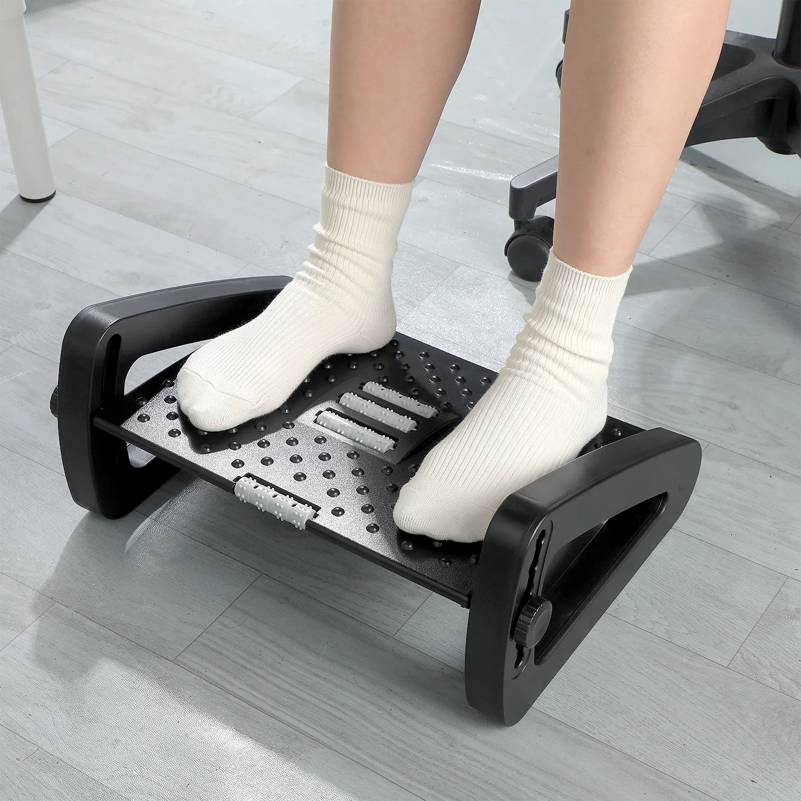 Ergonomic Footrest Office Stool Under Desk Adjustable Height Tilt with Massage Roller Ideal for Home Office Staff Leg Support
Ergonomic Footrest Office Stool Under Desk Adjustable Height Tilt with Massage Roller Ideal for Home Office Staff Leg Support