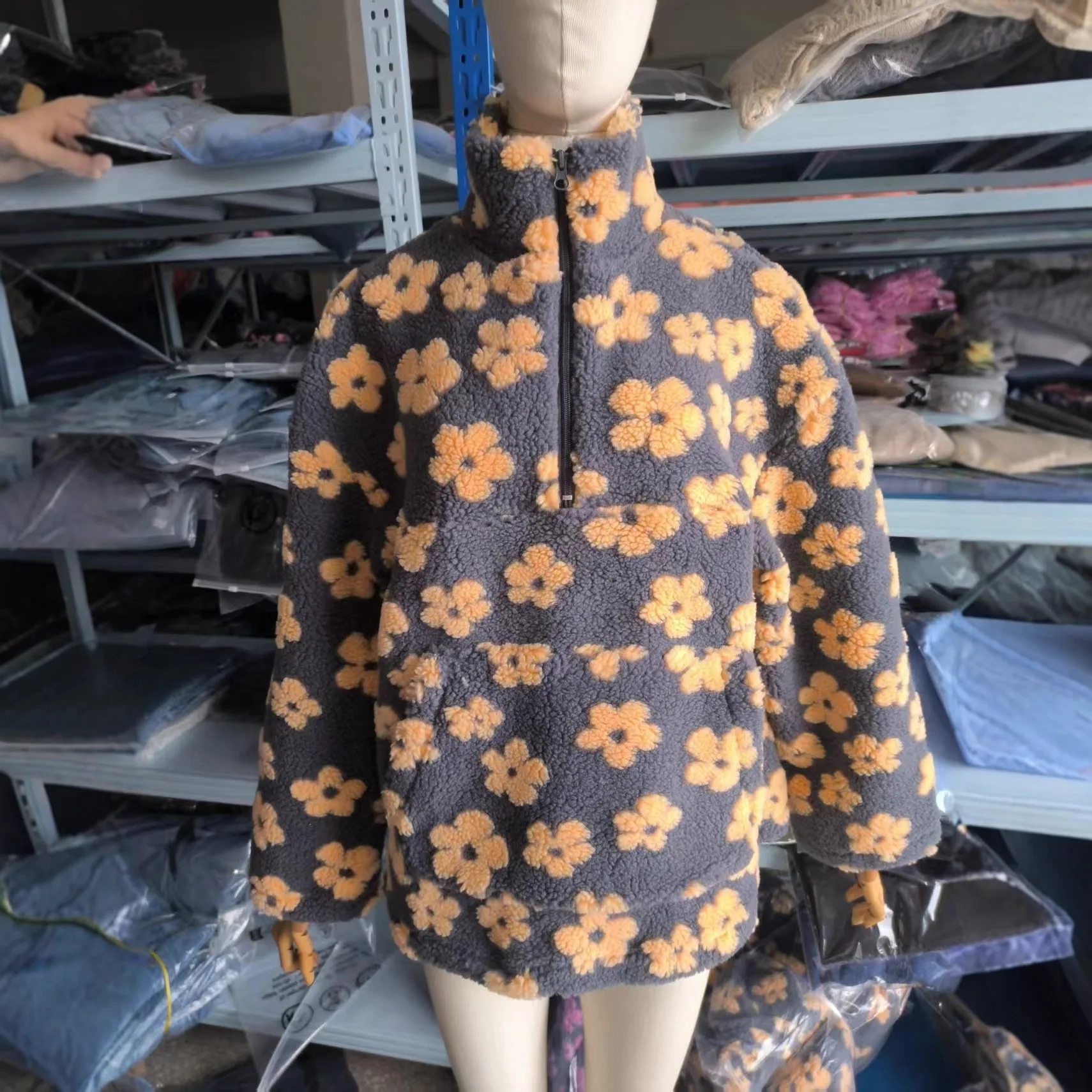 Свободный толстовочный пуловер с высоким воротником на молнии, модный женский свитер, утепленный зимний цветной свитшот без капюшона
Свободный толстовочный пуловер с высоким воротником на молнии, модный женский свитер, утепленный зимний цветной свитшот без капюшона