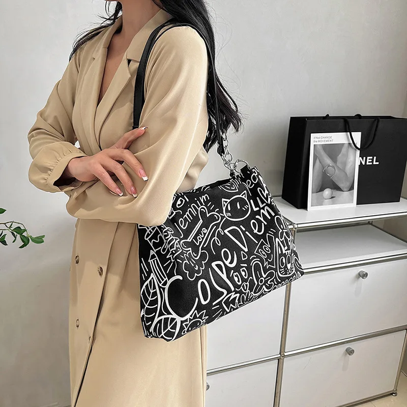 Women Shoulder Bag Fashion Large Capacity Canvas Graffiti Tote Bag Y2K Street Style Crossbody Bag Daily Casual Shopping Bag
Women Shoulder Bag Fashion Large Capacity Canvas Graffiti Tote Bag Y2K Street Style Crossbody Bag Daily Casual Shopping Bag