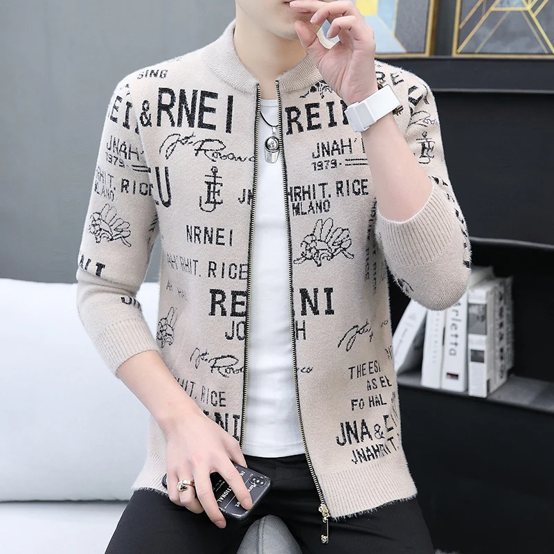 Осенний мужской вязаный кардиган свободного кроя, повседневный модный корейский свитер с длинным рукавом и V-образным вырезом из полиэфирного волокна, верхняя одежда
Осенний мужской вязаный кардиган свободного кроя, повседневный модный корейский свитер с длинным рукавом и V-образным вырезом из полиэфирного волокна, верхняя одежда