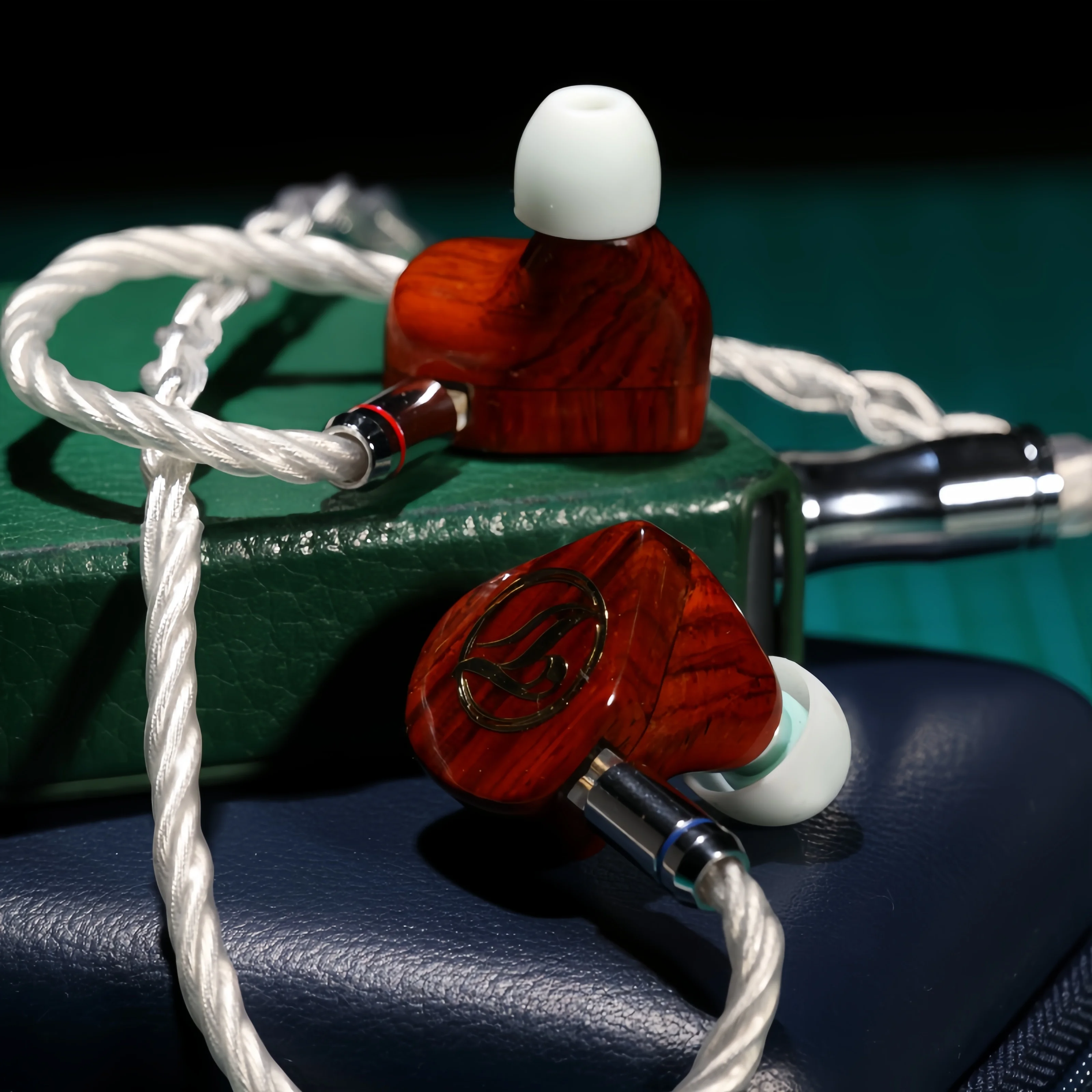 Geekyaudio DD+6BA+4EST Electrostatic Hybrid In-Ear Monitor IEMs Hifi Music Bass Earphones 0.78mm for Studio Audiophiles Musician
Geekyaudio DD+6BA+4EST Electrostatic Hybrid In-Ear Monitor IEMs Hifi Music Bass Earphones 0.78mm for Studio Audiophiles Musician