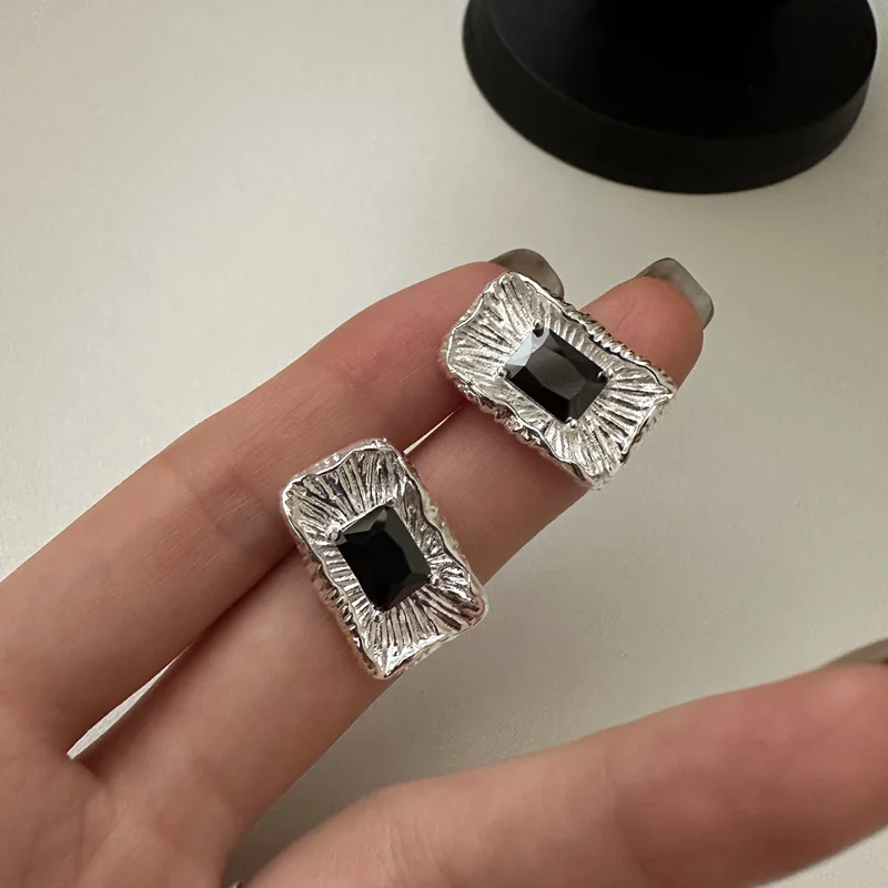 Серьги из стерлингового серебра 925 пробы в корейском стиле с черным цирконом, простые подарочные украшения
Серьги из стерлингового серебра 925 пробы в корейском стиле с черным цирконом, простые подарочные украшения