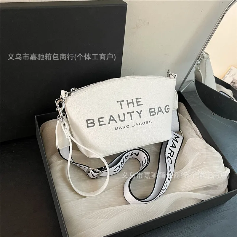 2025 Exclusive Women's Handbag for Spring Summer: Fashion Letter Printing Shoulder Messenger Bag with Change Bag Function
2025 Exclusive Women's Handbag for Spring Summer: Fashion Letter Printing Shoulder Messenger Bag with Change Bag Function