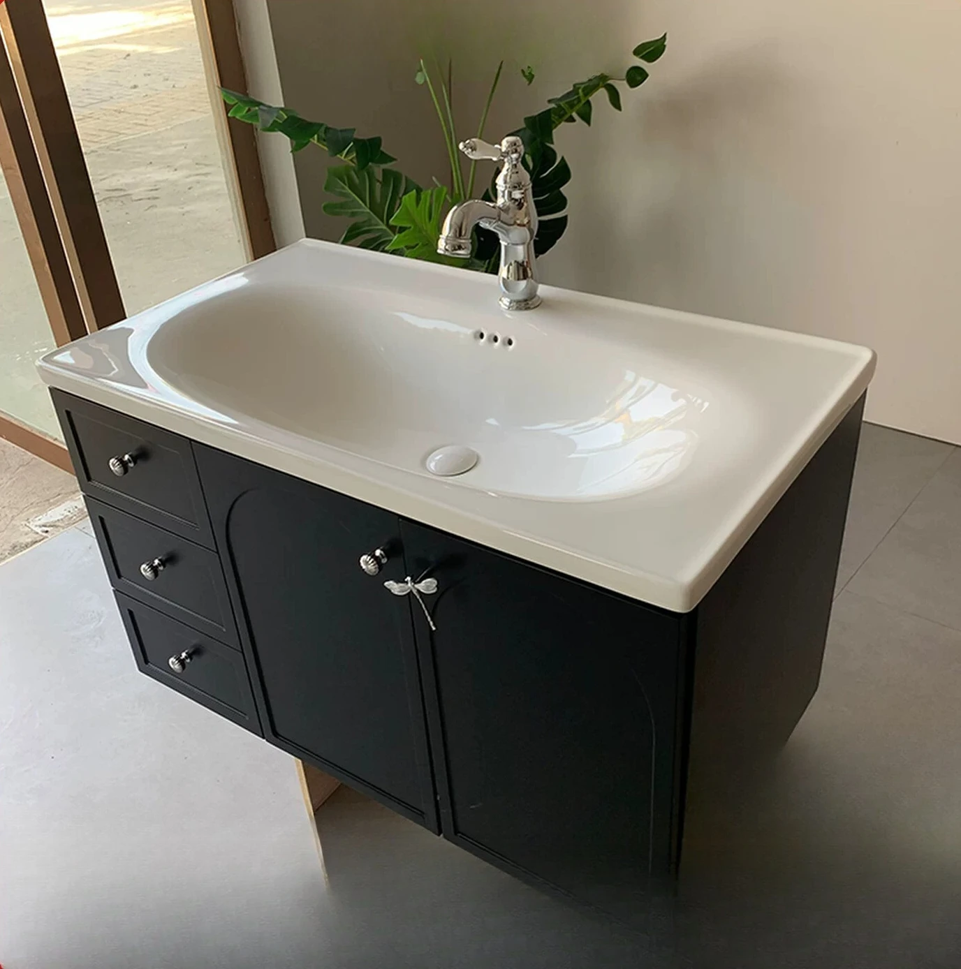 PYH black retro solid wood paint bathroom cabinet combination medium and washing table ceramic integrated basin
PYH black retro solid wood paint bathroom cabinet combination medium and washing table ceramic integrated basin