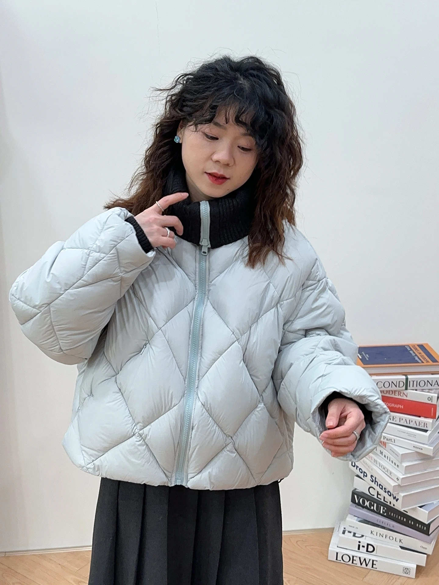 Short Knitted Duck down Jacket with Stand Collar And Gentle Color Contrast Design Inspired by Scorpion in Water Bottle
Short Knitted Duck down Jacket with Stand Collar And Gentle Color Contrast Design Inspired by Scorpion in Water Bottle