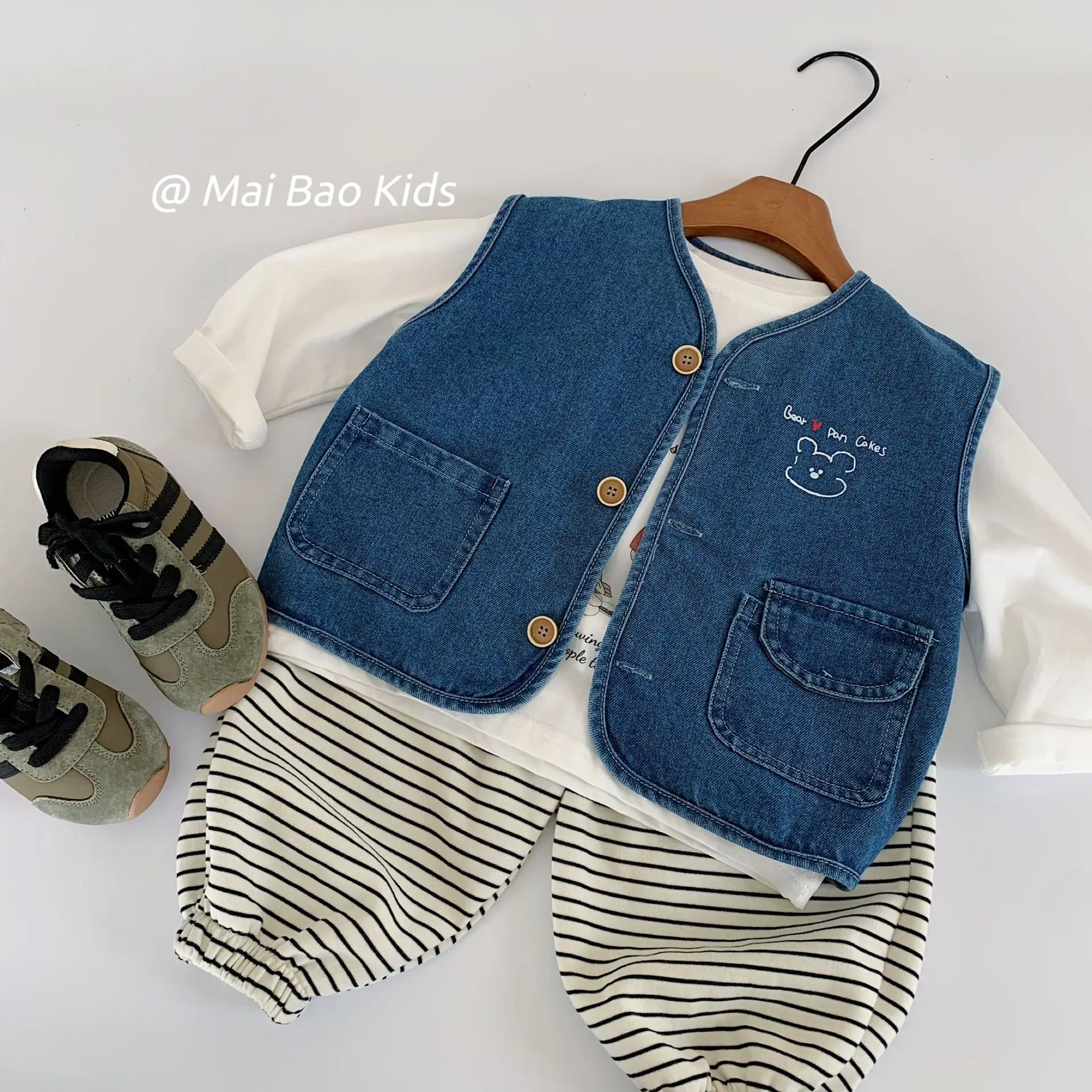 Ins Autumn Infant Baby Boys Top Round Neck Sleeveless Pocket Kids Baby Boys Top Single Button Bear Embroidery Toddler Boys Vest
Ins Autumn Infant Baby Boys Top Round Neck Sleeveless Pocket Kids Baby Boys Top Single Button Bear Embroidery Toddler Boys Vest