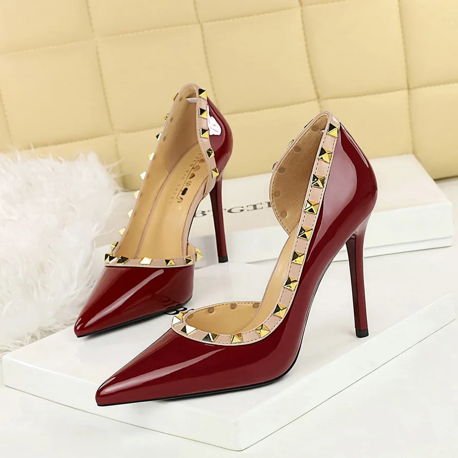 Women's pointed high heels with side cutouts, studded stiletto heels, patent leather, super high heels
Women's pointed high heels with side cutouts, studded stiletto heels, patent leather, super high heels