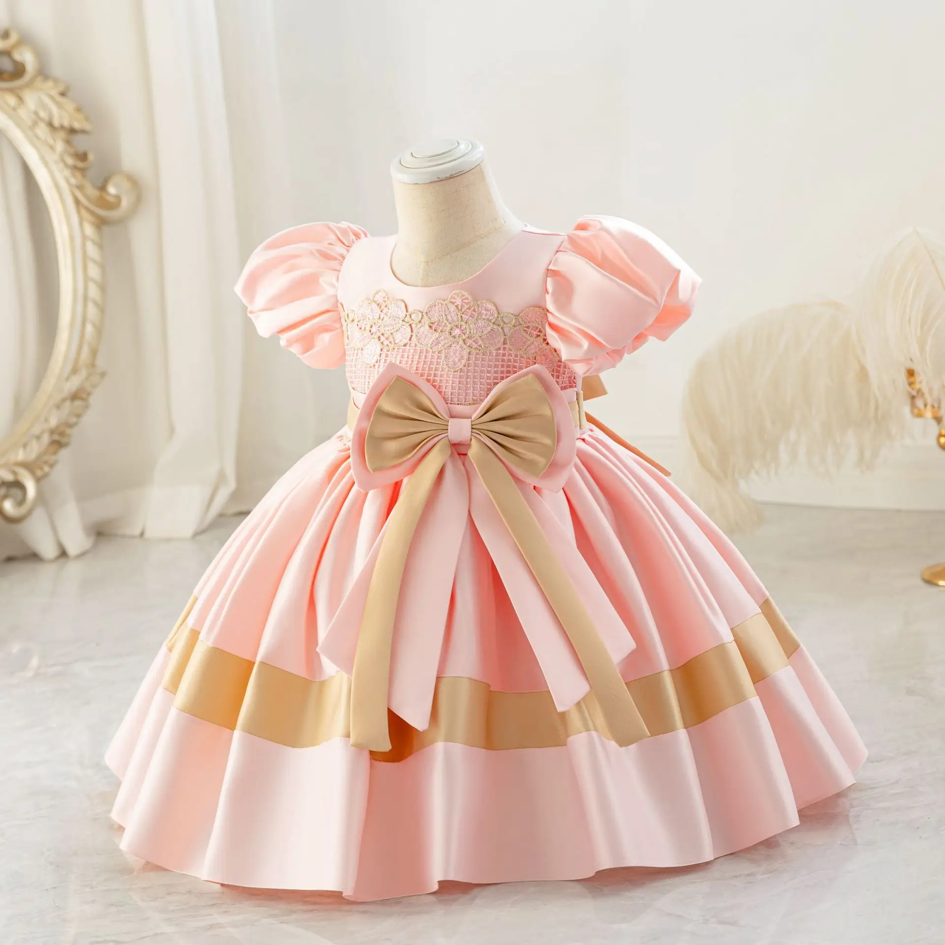 Girls' first birthday dress with bow satin fabric princess dress, girls' lace color-blocked puffed sleeve dress dress
Girls' first birthday dress with bow satin fabric princess dress, girls' lace color-blocked puffed sleeve dress dress