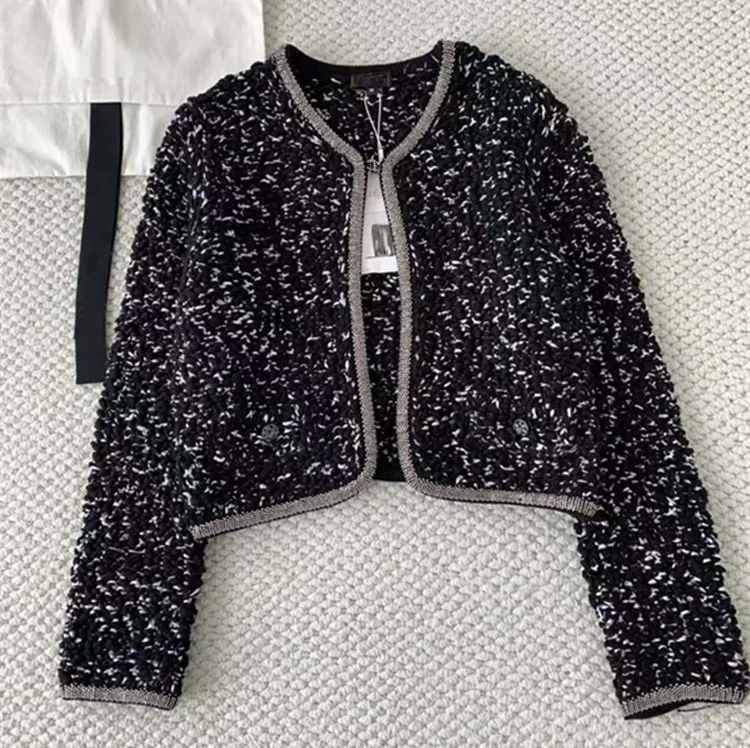 Индивидуальные новые зимние стили европейской и американской женской одежды 2025 года, черный модный вязаный кардиган с длинными рукавами, свитер
Индивидуальные новые зимние стили европейской и американской женской одежды 2025 года, черный модный вязаный кардиган с длинными рукавами, свитер