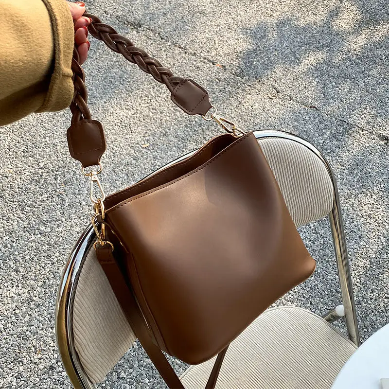 Korean Version Women's Bag New Trendy and Versatile Retro Single Shoulder Crossbody Bag Armpit Bucket Bag
Korean Version Women's Bag New Trendy and Versatile Retro Single Shoulder Crossbody Bag Armpit Bucket Bag