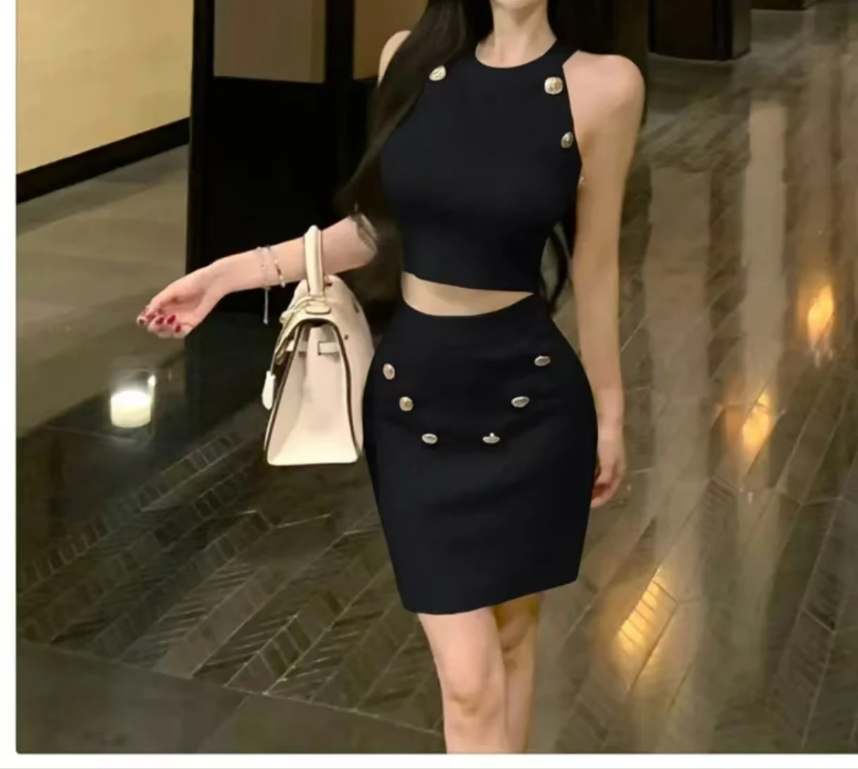 Summer New Women's Fashionable Classic Temperament Commuting Knitted Short Style Simple And Popular Versatile Woolen Half Skirt
Summer New Women's Fashionable Classic Temperament Commuting Knitted Short Style Simple And Popular Versatile Woolen Half Skirt