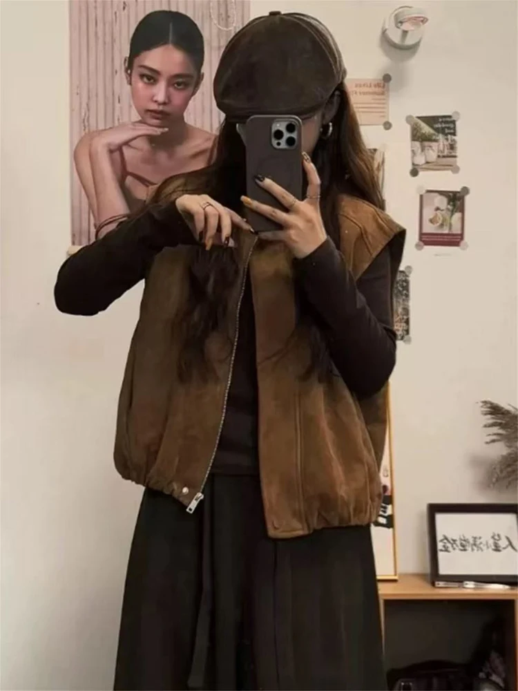 Винтажный замшевый укороченный жилет для женщин, весенний новый свободный повседневный жилет без рукавов с круглым вырезом Y2K, корейская уличная одежда, универсальная куртка на молнии
Винтажный замшевый укороченный жилет для женщин, весенний новый свободный повседневный жилет без рукавов с круглым вырезом Y2K, корейская уличная одежда, универсальная куртка на молнии