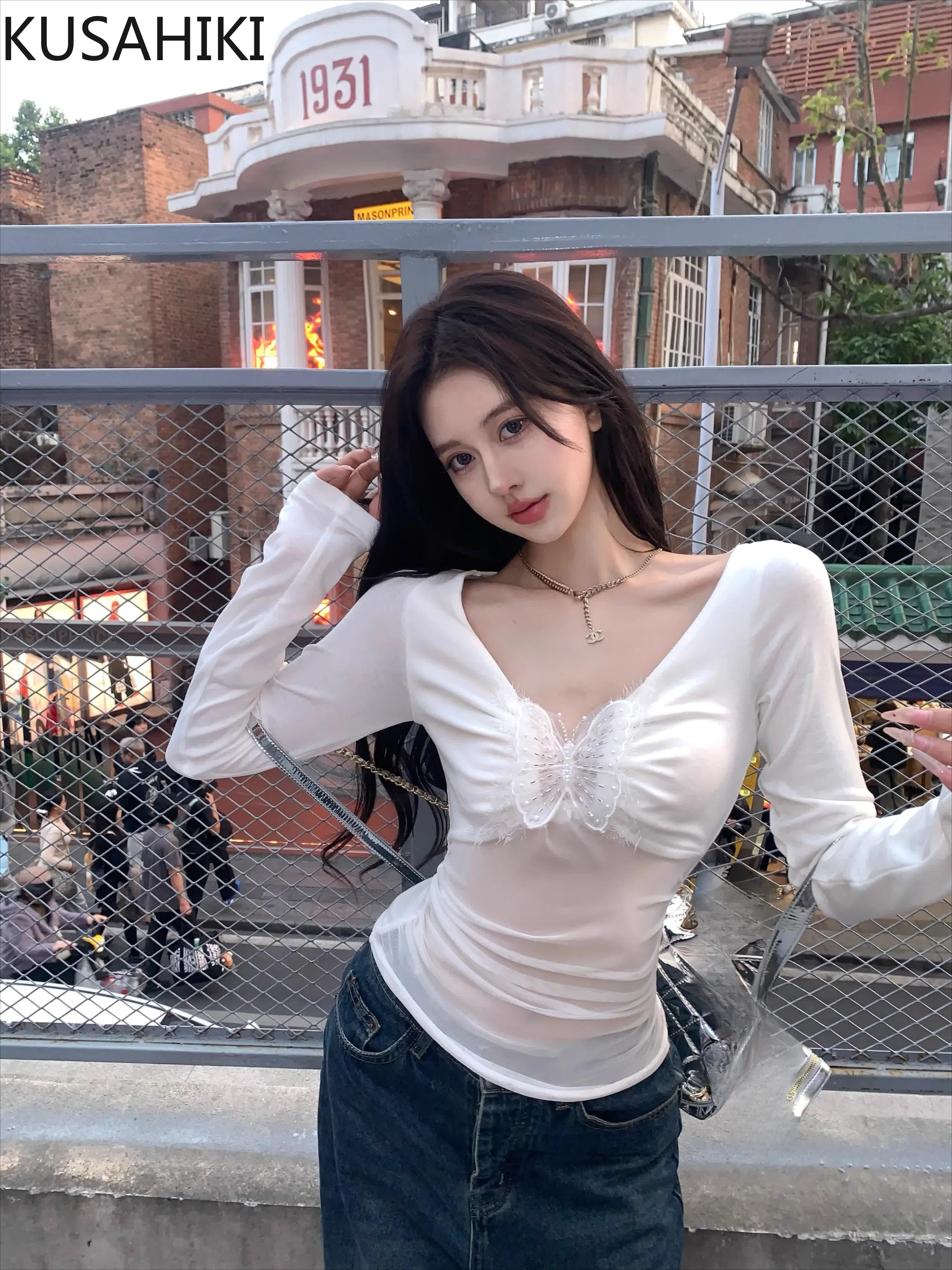 KUSAHIKI Butterfly Splicing V-neck Long Sleeved T-shirt for Women Spring Mesh Slim Spicy Girl Short Base Shirt Top
KUSAHIKI Butterfly Splicing V-neck Long Sleeved T-shirt for Women Spring Mesh Slim Spicy Girl Short Base Shirt Top
