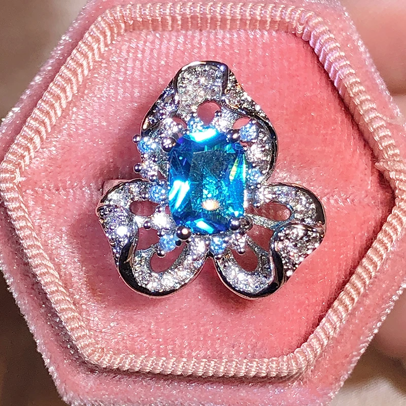 NEW Exaggerated Openwork Couple Ring For Womens Flowers Ocean Blue Topaz Sapphire Square Full Diamond Wedding Gift Jewelry
NEW Exaggerated Openwork Couple Ring For Womens Flowers Ocean Blue Topaz Sapphire Square Full Diamond Wedding Gift Jewelry