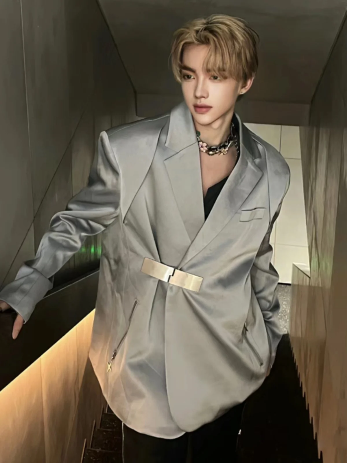 Мужской костюм Silver ey: модный пиджак с пэчворк-дизайном, премиум-класса, повседневный свободный крой, полиэстер.
Мужской костюм Silver ey: модный пиджак с пэчворк-дизайном, премиум-класса, повседневный свободный крой, полиэстер.