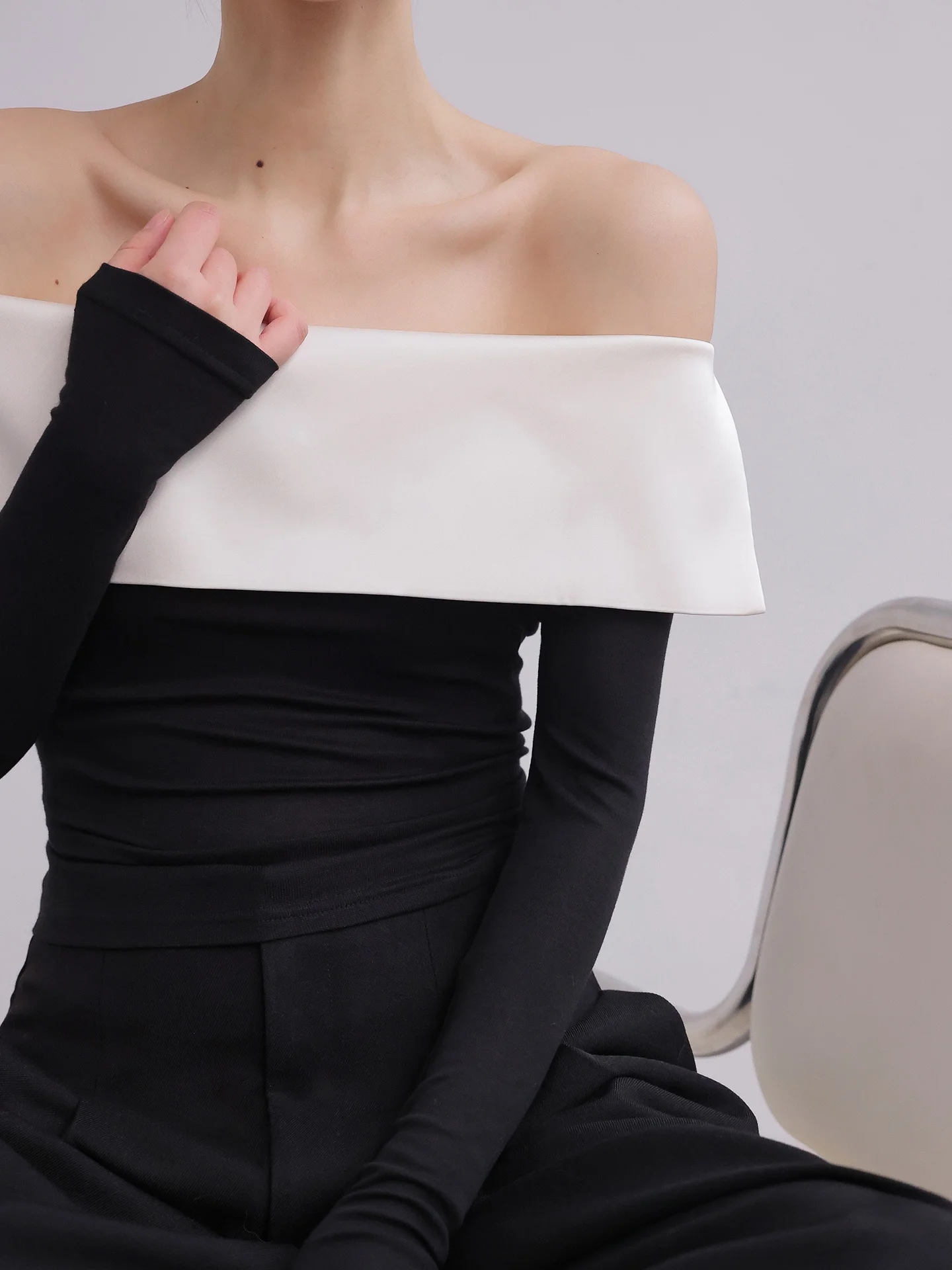 JWUNIQUE Wine Dimple Black White Contrast Color One Shoulder Long Sleeve Slimming Effect T-Shirt for Women Shoulder Exposure
JWUNIQUE Wine Dimple Black White Contrast Color One Shoulder Long Sleeve Slimming Effect T-Shirt for Women Shoulder Exposure