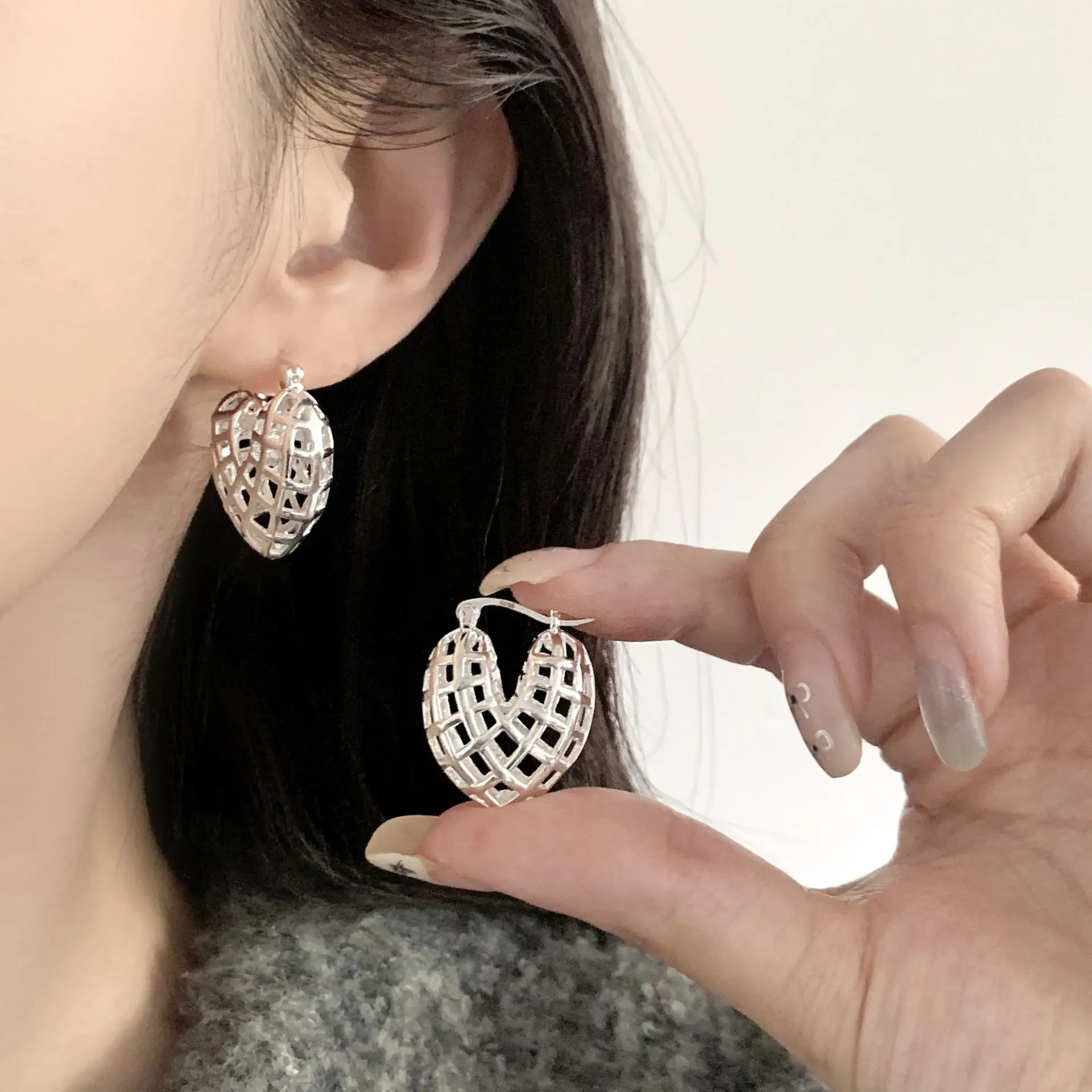 925 Sterling Silver Clip Earrings Punk Heart Lines Web Geometric Elegant For Women Girl Gift Jewelry Dropshipping Wholesale
925 Sterling Silver Clip Earrings Punk Heart Lines Web Geometric Elegant For Women Girl Gift Jewelry Dropshipping Wholesale