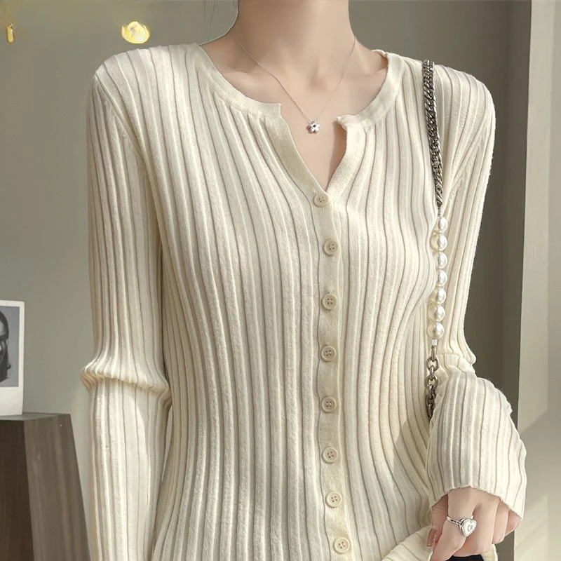 2024 autumn new round neck knitted cardigan women's short versatile sweater women's loose Korean style knitted sweater
2024 autumn new round neck knitted cardigan women's short versatile sweater women's loose Korean style knitted sweater