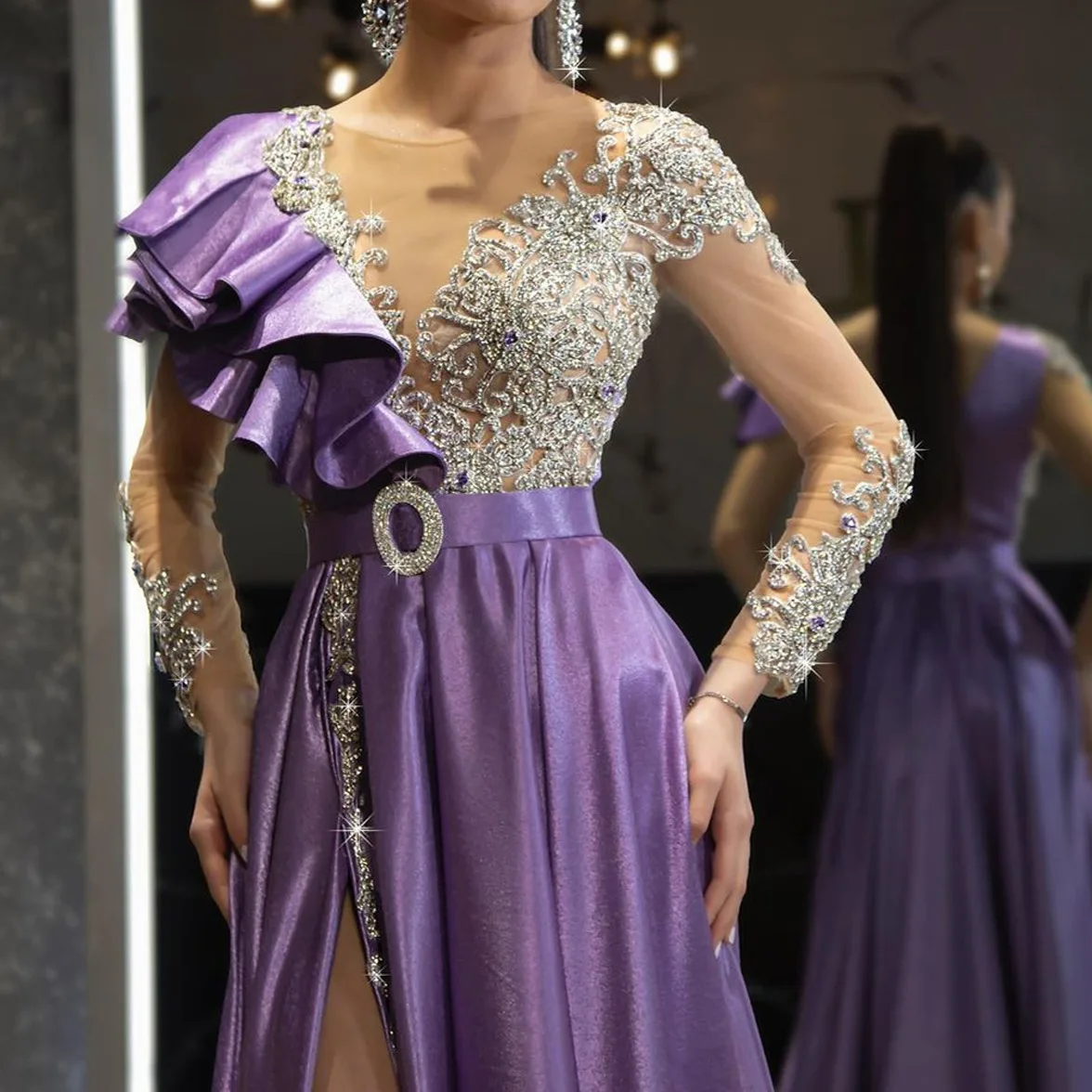 Sexy Satin A-Line Prom Gown Elegant Evening Dress Illusion Neck Long Sleeves Sweep Train Appliques Ruffles 2025 Free Customized
Sexy Satin A-Line Prom Gown Elegant Evening Dress Illusion Neck Long Sleeves Sweep Train Appliques Ruffles 2025 Free Customized