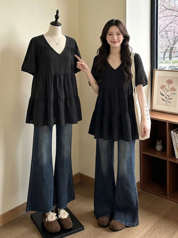 Elegant Black V-Neck Short Sleeve Shirt Women's plus Size Summer 2026 Korean Style Loose Fit Doll Top Commute Fashion
Elegant Black V-Neck Short Sleeve Shirt Women's plus Size Summer 2026 Korean Style Loose Fit Doll Top Commute Fashion