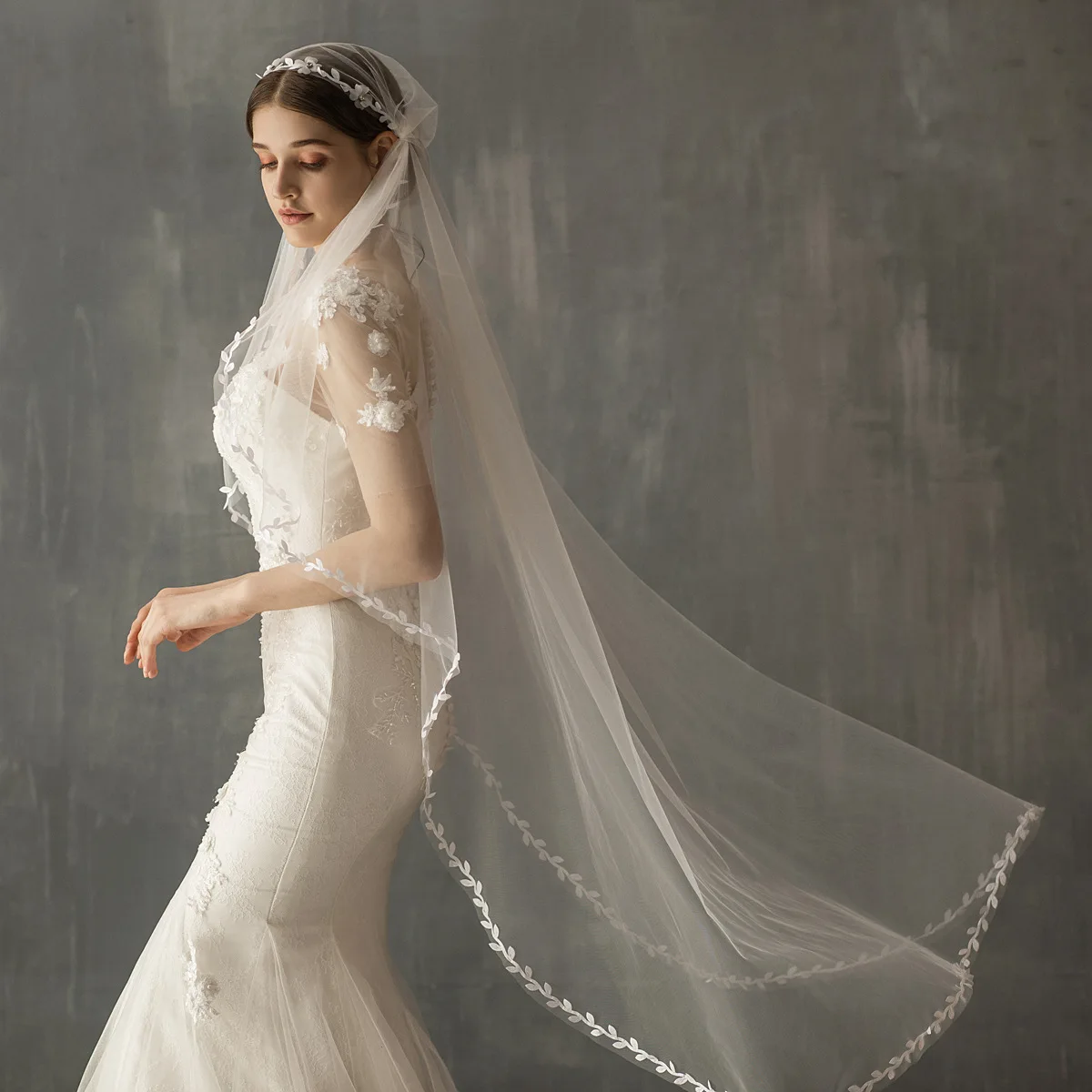 V637 Retro Hat-Style Bridal Veil, White Super Fairy Leaf Lace Double-Sided Clip Wedding Travel Photography Soft Veil Headpiece
V637 Retro Hat-Style Bridal Veil, White Super Fairy Leaf Lace Double-Sided Clip Wedding Travel Photography Soft Veil Headpiece