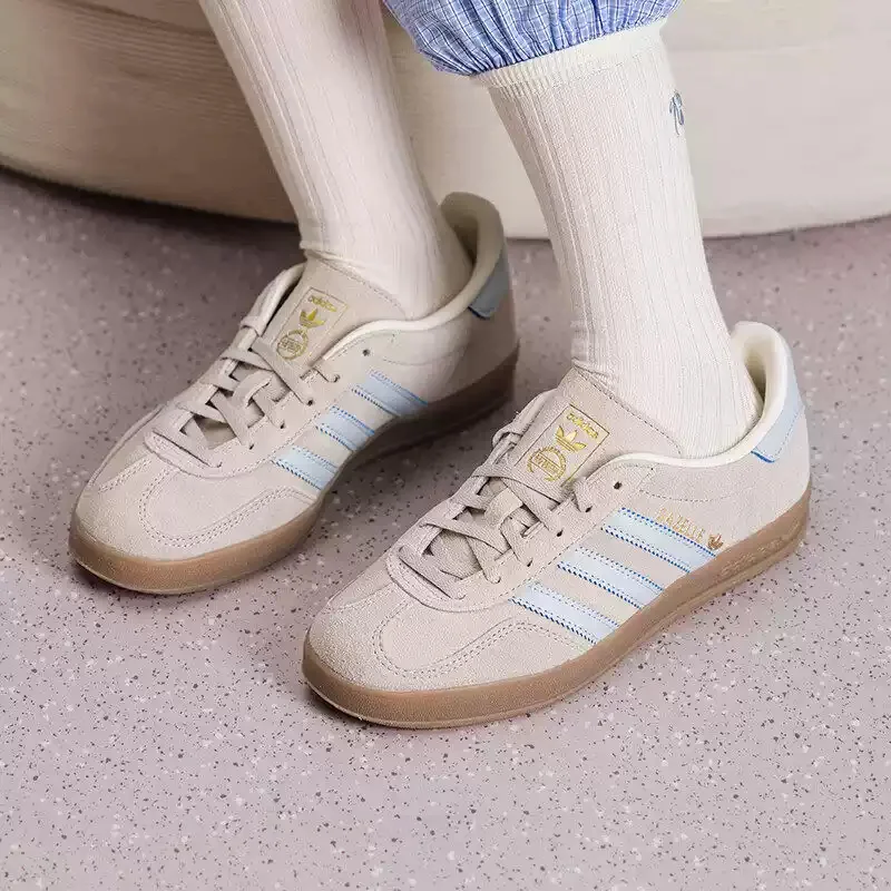 Adidas Tricolor GAZELLE INDOOR Sporty Casual Comfortable Versatile Retro Training Shoes JR2432
Adidas Tricolor GAZELLE INDOOR Sporty Casual Comfortable Versatile Retro Training Shoes JR2432