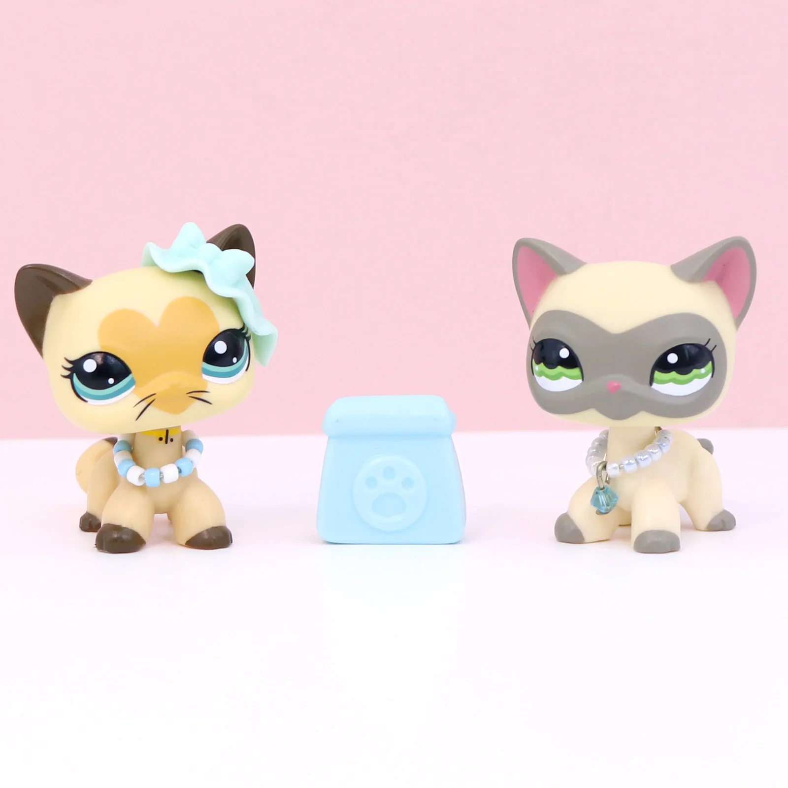 2 pcs Minilpsshop Shop Bobble Head Toys Shorthair Cat #1116 Masked Cat Green Eyes And LoveCat #3573 Blue Eyes Collection for lps
2 pcs Minilpsshop Shop Bobble Head Toys Shorthair Cat #1116 Masked Cat Green Eyes And LoveCat #3573 Blue Eyes Collection for lps